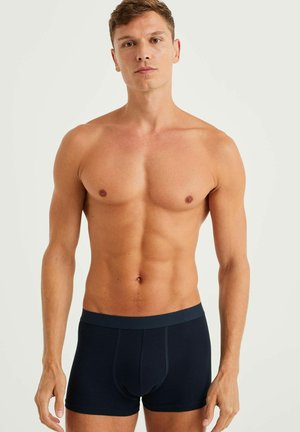 Dunkelblaue Boxershorts mit einem weichen Bund, aus dehnbarem Stoff. Sie verfügen über eine glatte Textur und ein enganliegendes Design, das für Komfort geeignet ist.