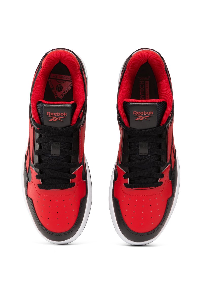 Baskets de sport rouges et noires avec une finition lisse, embout perforé et lacets noirs. Présente un logo Reebok bien en vue sur la languette.