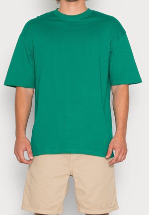 Grøn bomulds T-shirt med rund halsudskæring og korte ærmer, der har en løs pasform og en lige søm.