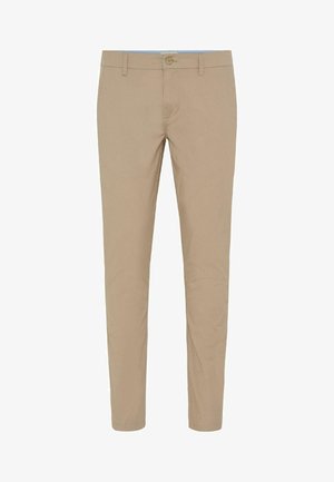 Chinos beiges ajustés avec passants pour ceinture, bouton frontal et fermeture éclair, présentés à plat sur un fond blanc.