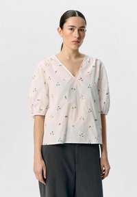 Witte, korte mouwen blouse met een V-hals, met kleurrijke bloemembroidery en een relaxte pasvorm. G gedragen met grijze, wijde broek.
