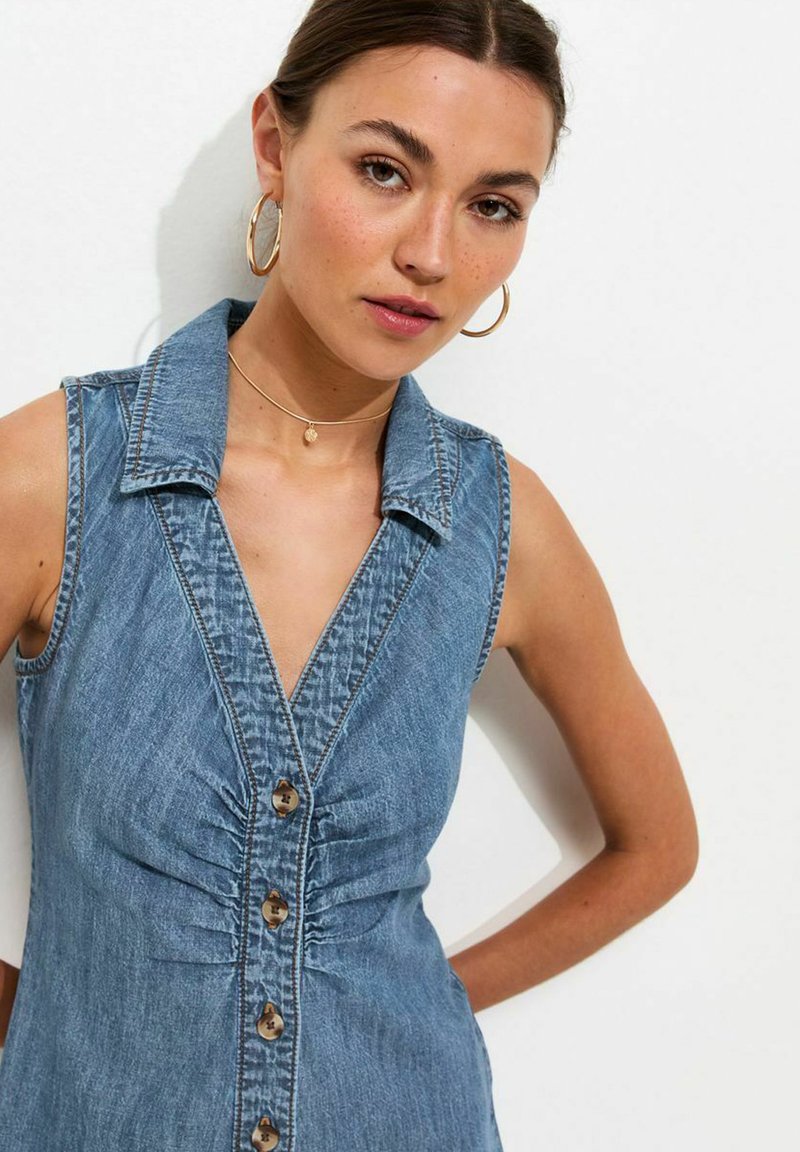 new look denim dress WASH ROUCHED A-LINE MIDI - - blue Long denim bodycon dress Size:14.5 32/33 Bold Looks by Flying Tomato 2026-07-14 Aloruh Women's Cream White MODEL INFO Model is