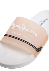 Genomskinlig persikofärgad sandal i slip-on modell med ett mjukt gummiband som har vit "Pepe Jeans"-text och en svart randaccent på sulan.