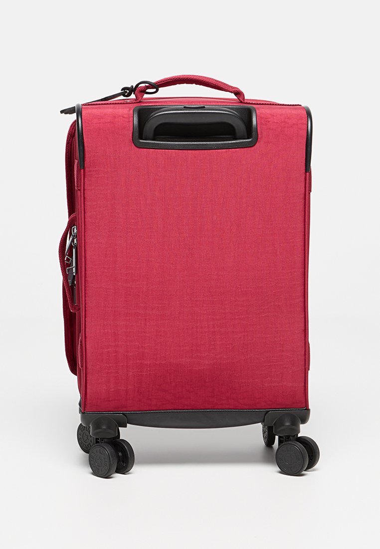 Roter Koffer mit Rädern aus strukturiertem Stoff, ausgestattet mit einem Griff oben, Reißverschluss und schwarzen Akzenten. Vier drehbare Räder für Mobilität.