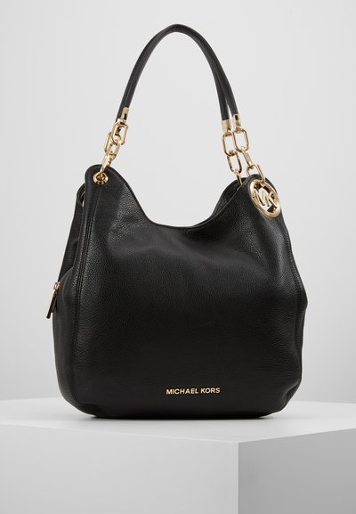 Sac à main en cuir noir avec une finition texturée, forme incurvée, quincaillerie dorée et logo sur le devant. Il possède une bandoulière unique et une fermeture à glissière.
