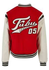 Rød varsity jakke med hvide lædersleeves, ribbet sort og hvidt detalje og stort "Fubu League 05" grafik på ryggen.