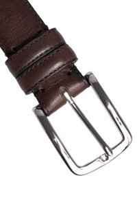 Bruine leren riem met een gladde textuur, voorzien van een glanzende zilveren rechthoekige gesp en stiksels langs de band.