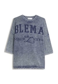 Modrá mikina s volným střihem, kulatým výstřihem a třičtvrtinovými rukávy. Textová grafika v tmavě modré barvě přes přední část.