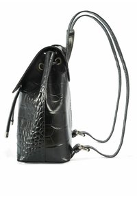 Czarna torebka w wzór krokodyla o teksturowanym wykończeniu, z zapięciem na sznurek i dwoma regulowanymi paskami.