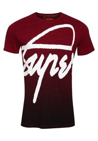 T-shirt à manches courtes dégradé rouge et noir avec un grand texte graphique blanc "Super" sur la poitrine et une finition en tissu texturé.