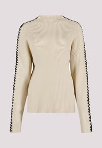 Rippstrickpullover in Creme mit einem hohen Kragen, der kontrastierende schwarze Nähte entlang der Ärmel aufweist. Weicher Stoff und taillierte Passform.