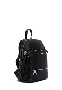 Sac à dos en cuir noir avec deux compartiments zippés, quincaillerie argentée et finition texturée. Comprend des bretelles réglables et une poignée supérieure.