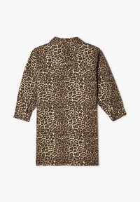 Leopardprint skjortekjole i brune og beige nuancer, med krave, lange ærmer og knaplukninger ved ærmerne, lavet af blødt stof.