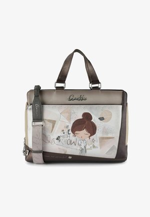Braune und beige Handtasche mit Griffen, einem abnehmbaren Riemen und einer Illustration eines Cartoon-Mädchens mit dem Text "In love with knowledge" auf der Vordertasche.