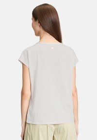 Lichtgrijze korte mouwen t-shirt met een ronde halslijn, met een subtiele roze detail aan de achterkant en een gladde katoenen textuur.