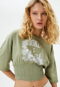 Koton DETAIL CROP HALF SLEEVE CREW NECK PRINTED - Langærmet T-shirt - khaki