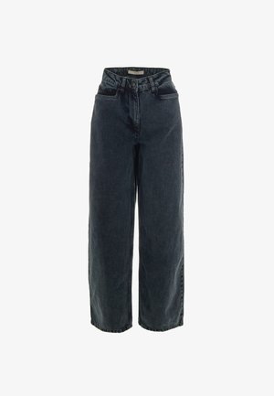 Jeans de mezclilla negros de pierna ancha con una cintura alta, que cuentan con bolsillos estándar y un cierre de botón. La tela tiene un acabado ligeramente texturizado.
