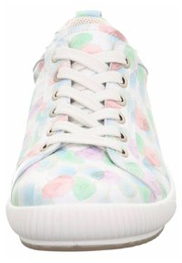 Muster-Sneaker mit weißem Grund und pastellfarbenen Blättern, Schnürung vorne und strukturiertem Gummisohle.