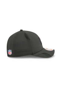 Schwarze Kappe aus glattem Stoff mit gebogenem Schirm, mit NFL-Logo an der Seite. Tailliertes Design mit Mesh-Einsätzen für Atmungsaktivität.