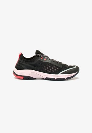 Černá sportovní bota s prodyšným vrškem z síťoviny, růžovými akcenty, texturovanou podrážkou a vzorovanými tkaničkami. Obsahuje polstrovanou růžovou mezipodešev.