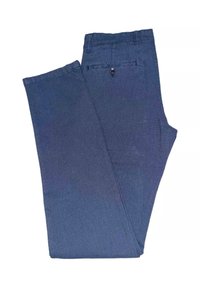 Pantalones azules tejidos con corte recto, que cuentan con un solo bolsillo trasero con botón y una tela texturizada. Sin patrones visibles ni accesorios.