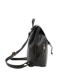 Zwarte leren rugzak met een glanzende afwerking, voorzien van een zijritszak en verstelbare schouderbanden. Trekkoordsluiting aan de bovenkant.