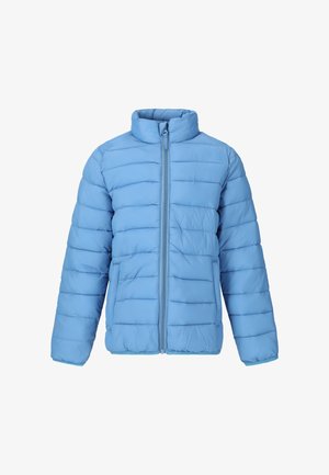Lichtblauwe gestikte donzen jas met horizontale stiksels, een ritssluiting aan de voorkant en een opstaande kraag.