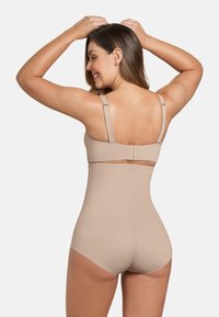 Beiges Bodysuit mit verstellbaren Trägern, glatter Textur und mittlerem Schnitt, mit einem Hakenverschluss hinten für einen sicheren Sitz.