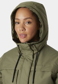 Olivově zelená nepromokavá bunda s kapucí, nastavitelné stahovací šňůrky a texturovaný povrch. Má přední kapsy a zipové zapínání.