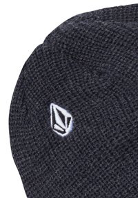 Dunkelgrauer gestrickter Beanie mit einem strukturierten Muster. Verfügt über ein weißes gesticktes Logo an der Seite für das Branding. Weicher Stoffmaterial.