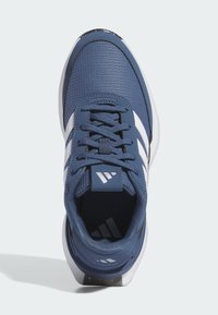 Niebieski but sportowy z teksturowaną siateczkową cholewką, białymi paskami i wyściełanym kołnierzem. Posiada czarną gumową podeszwę i akcenty z logo.