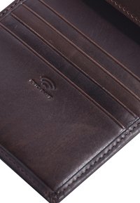 Rjav usnjeni denarnica z več kartičnimi žepi, gladko teksturo in vtisnjenim RFID logotipom. Šivani robovi povečujejo vzdržljivost.