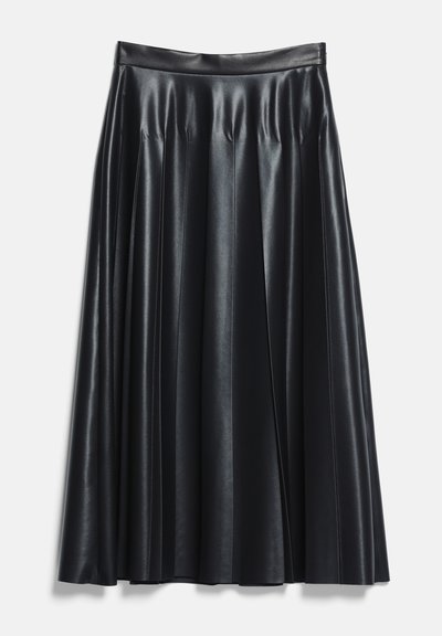 Jupe midi plissée en simili cuir noir avec une ceinture ajustée et un léger brillant sur un fond uni.