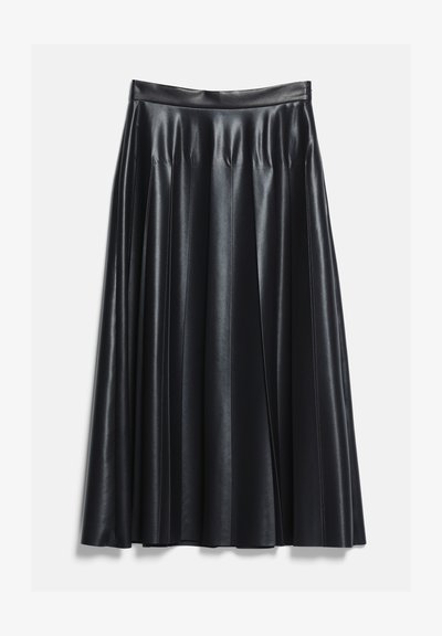 Jupe midi plissée en simili cuir noir avec une ceinture ajustée et un léger brillant sur un fond uni.