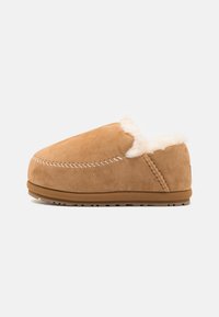 ANDERS - Slippers - chestnut