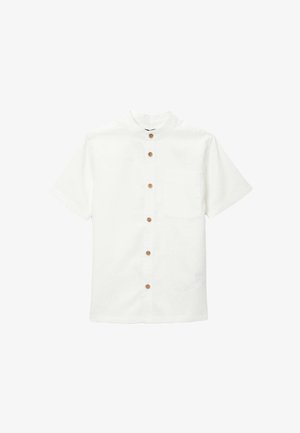 Chemise blanche à manches courtes avec col mandarin, boutons en bois au centre et une poche poitrine sur le côté gauche.