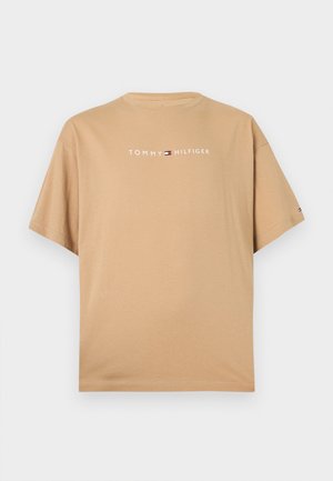 Béžové tričko s krátkym rukávom a okrúhlym výstrihom s logom Tommy Hilfiger a malým odznakom vlajky umiestneným v strede na hrudi a rukáve.