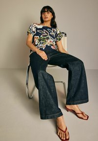 Next GATHERED SHORT SLEEVE TEXTURED BOXY REGULAR FIT - T-Shirt print - navy floral print