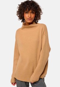 Beige gestreifter Pullover mit hohem Kragen, überschnittenen Schultern, langen Ärmeln und lockerer Passform. Weiche Textur, lässiges Design, ideal zum Schichten.