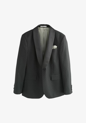 Jachetă de tuxedo cu model negru, cu rever din satin și batista albă pe un fundal alb.