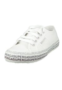 Białe płócienne trampki z zapięciem na sznurowadła, srebrnymi oczkami i gumową podeszwą z powtarzającym się logo "SUPERGA" w czerni i szarości.