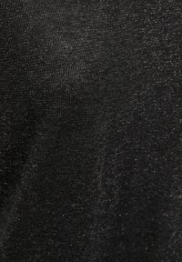 Černá látka s jemnou strukturou, která obsahuje metalický lesk a hladký tkaní. Povrch se zdá být mírně odrazivý s měkkým splýváním.