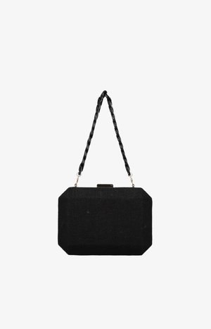 Czarna torebka kopertówka o strukturalnej fakturze w kształcie ośmiokąta, z skręconym czarnym paskiem i metalowym zapięciem. Prosty design z minimalną ilością detali.