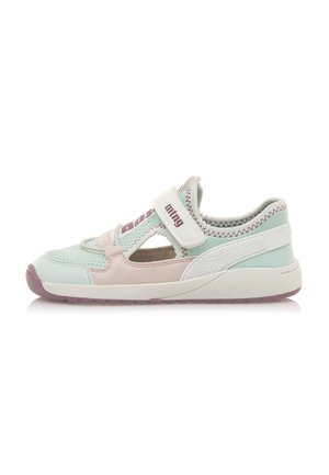 Baskets légères en vert menthe, rose et blanc. Elles présentent un mesh respirant, une sangle ajustable et une semelle en caoutchouc avec des accents texturés.