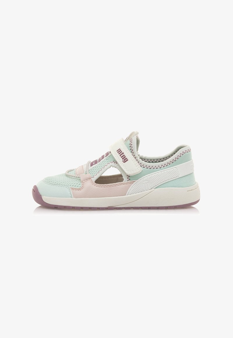 Zapatilla ligera en verde menta, rosa y blanco. Presenta una malla transpirable, una correa ajustable y una suela de goma con acentos texturizados.