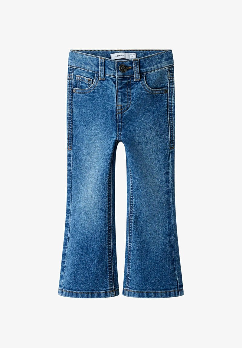 Jean bleu pour tout-petit avec bouton à l'avant, passants pour ceinture et effet délavé sur les jambes, vue de face sur fond blanc.