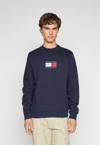 Tommy Hilfiger HILFIGER FLAG SWEATSHIRT - Sweatshirt - desert sky