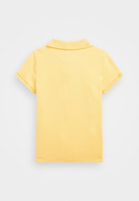 Polo tričko s krátkým rukávem v jemné žluté barvě, s klasickým límečkem a texturovaným povrchem s žebrovanými manžetami.