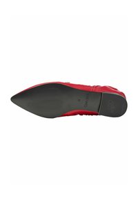 Rote Ledersohle mit spitzem Zehenbereich, strukturiertem schwarzem Gummiboden und Markeninsignien mit Größenangaben. Glattes Obermaterial mit Nahtdetails.