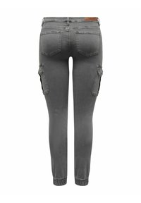 Pantalon cargo gris à coupe slim, avec poches latérales, poignets élastiqués et une texture subtile. Les poches arrière améliorent la fonctionnalité.